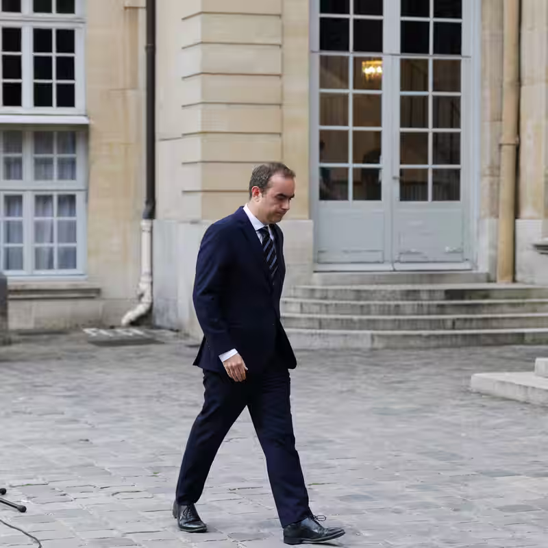 Macron Appoints French Cabinet, but Doubts Over Government’s Stability Persist